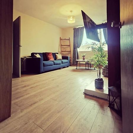 Entire 1 Bed Spacious Apartment, Private Balcony & Study Room Near City Whitehouse  Extérieur photo