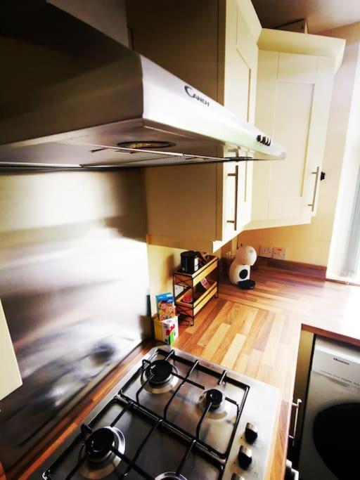 Entire 1 Bed Spacious Apartment, Private Balcony & Study Room Near City Whitehouse  Extérieur photo