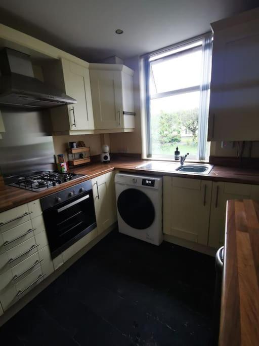 Entire 1 Bed Spacious Apartment, Private Balcony & Study Room Near City Whitehouse  Extérieur photo