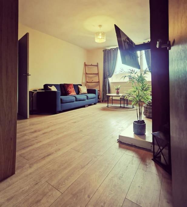 Entire 1 Bed Spacious Apartment, Private Balcony & Study Room Near City Whitehouse  Extérieur photo