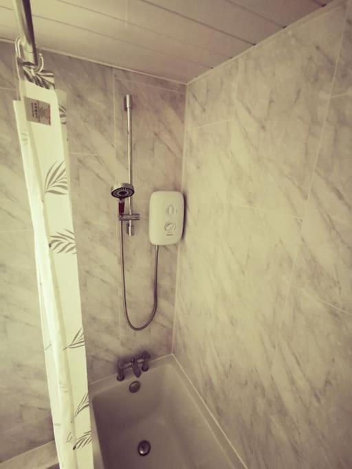 Entire 1 Bed Spacious Apartment, Private Balcony & Study Room Near City Whitehouse  Extérieur photo